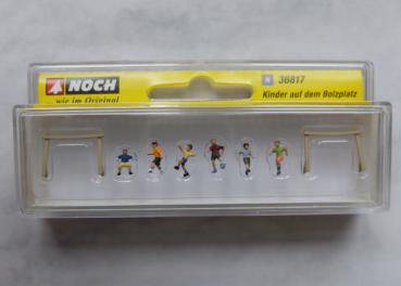 Kinder auf dem Bolzplatz - N